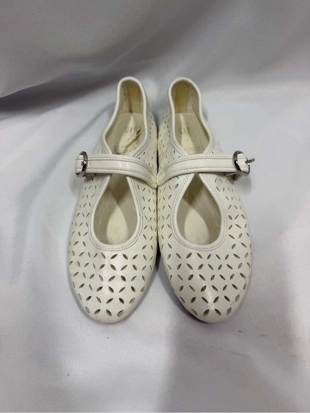 GAP | Mary Jane Flats White Shoes Perforated Lace Design Strap Big Girls Size 5 - Picture 3 of 10